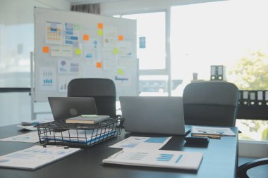 Açık bir finans bürosundaki masada dizüstü bilgisayar..