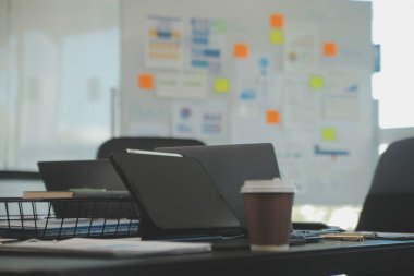 Açık bir finans bürosundaki masada dizüstü bilgisayar..