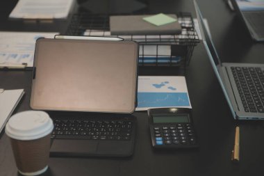 Açık bir finans bürosundaki masada dizüstü bilgisayar..