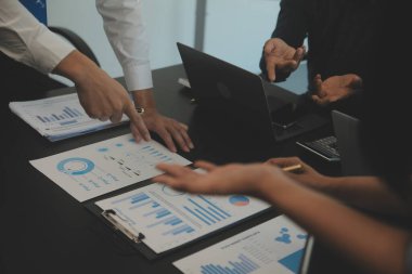 İş ekibi işbirliği mali veriler ve pazarlama büyüme raporlarıyla analiz etmeyi takım halinde, şirket kârından yararlanmak için strateji planlama, sunum ve beyin fırtınası grafiği üzerinde tartışır..