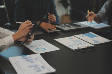 İş ekibi işbirliği mali veriler ve pazarlama büyüme raporlarıyla analiz etmeyi takım halinde, şirket kârından yararlanmak için strateji planlama, sunum ve beyin fırtınası grafiği üzerinde tartışır..