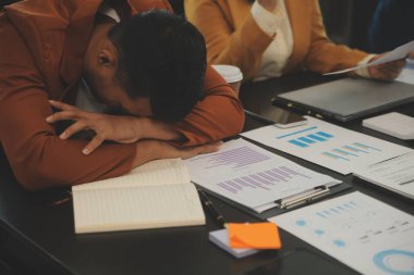 Genç Asyalı girişimcilerden oluşan bir ekip, pazarlama ve satış yönetimi projesiyle ilgili takım toplantısında ciddi ve anlaşmazlıklar yaşıyor. Gökdelen görünümlü işletme girişimi ve eğitim konsepti