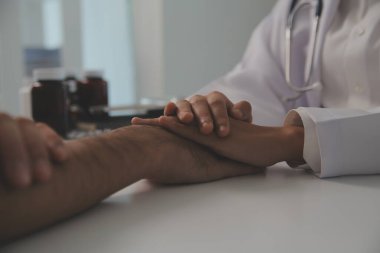 Ev bakımı hemşiresi ve yaşlılar kardiyoloji sağlık hizmetleri. Genç İspanyol kadın doktor hemşirenin yakın çekimleri sırasında steteskop kullanarak olgun beyaz hasta kalp atışlarını kontrol et.