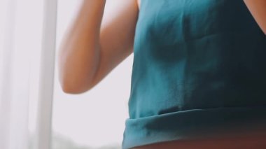Genç Asyalı kadın elinde abur cubur, aşırı kilolu ve sağlıksız gıda konsepti tutuyor. 