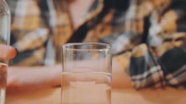 Bir bardak su, diyet ve sağlıklı yaşam tarzıyla genç Asyalı kadının yakın plan görüntüsü 