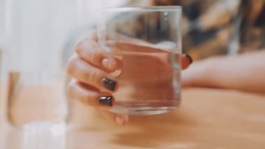 Bir bardak su, diyet ve sağlıklı yaşam tarzıyla genç Asyalı kadının yakın plan görüntüsü 