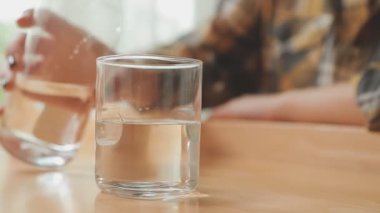 Bir bardak su, diyet ve sağlıklı yaşam tarzıyla genç Asyalı kadının yakın plan görüntüsü 