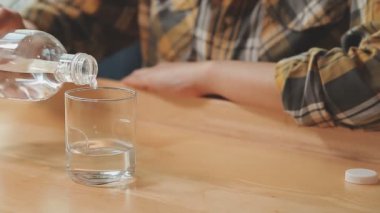 Bir bardak su, diyet ve sağlıklı yaşam tarzıyla genç Asyalı kadının yakın plan görüntüsü 