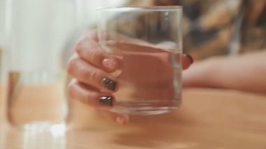 Bir bardak su, diyet ve sağlıklı yaşam tarzıyla genç Asyalı kadının yakın plan görüntüsü 