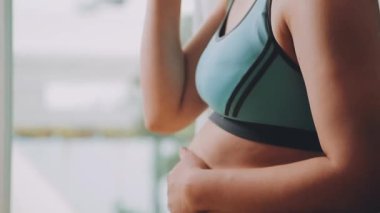 Genç Asyalı kadın elinde abur cubur, aşırı kilolu ve sağlıksız gıda konsepti tutuyor. 