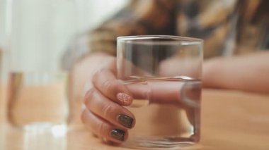 Bir bardak su, diyet ve sağlıklı yaşam tarzıyla genç Asyalı kadının yakın plan görüntüsü 