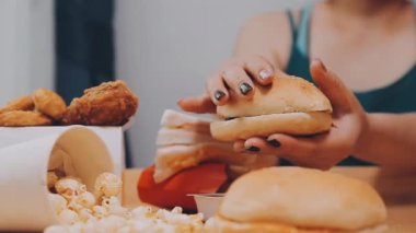 Kadın arka planda fast food yiyor, kapat.