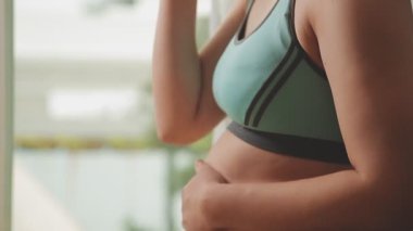 Arka planda hamburger yiyen kadınlara yakın çekim