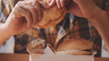 Hamburger ve abur cubur yiyen birine yakın dur.