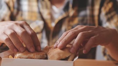 Hamburger ve abur cubur yiyen birine yakın dur.