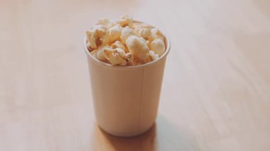 Elinde fast food tutan Asyalı bir kadın aşırı kilolu olma ve sağlıksız beslenmenin etkisini vurguluyor..