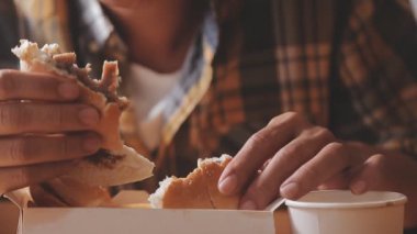 Hamburger ve abur cubur yiyen birine yakın dur.