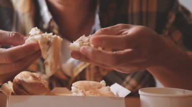 Hamburger ve abur cubur yiyen birine yakın dur.