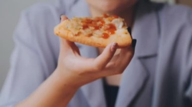  Lezzetli pizza yiyen kadın, kapat.
