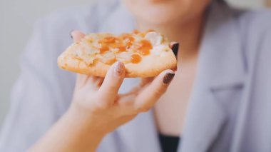  Lezzetli pizza yiyen kadın, kapat.