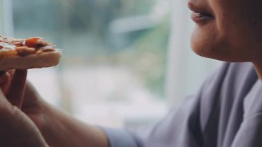  Lezzetli pizza yiyen kadın, kapat.