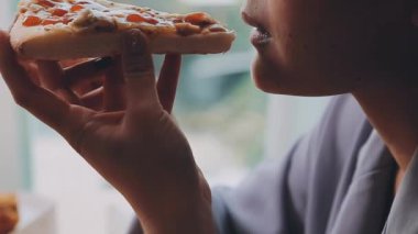  Lezzetli pizza yiyen kadın, kapat.