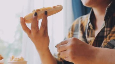  Peynirli pizza yiyen kadın, yakın çekim.