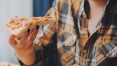  Peynirli pizza yiyen kadın, yakın çekim.