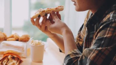 Kadın evde lezzetli fast food yiyor, yakın plan.