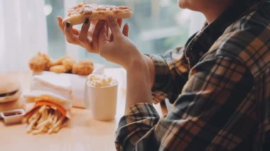 Kadın evde lezzetli fast food yiyor, yakın plan.