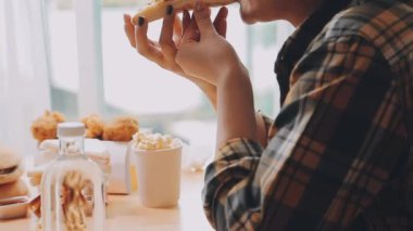 Kadın arka planda fast food yiyor, kapat.