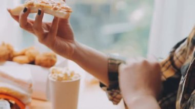 Kadın arka planda fast food yiyor, kapat.