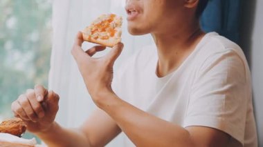  Kadın elleri arka planda bir dilim pizzayı tutuyor, kapat.