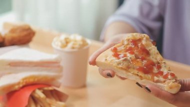 Kadın arka planda fast food yiyor, kapat.