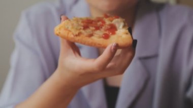 Pizza yiyen bir kadın. Fast food dağıtım konsepti. 