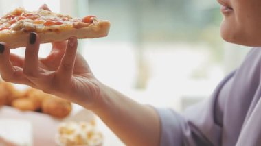 Pizza yiyen bir kadın. Fast food dağıtım konsepti. 