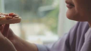 Pizza yiyen bir kadın. Fast food dağıtım konsepti. 