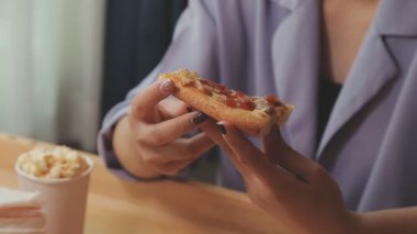 Pizza yiyen bir kadın. Fast food dağıtım konsepti. 