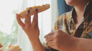 Kadın arka planda pizza yiyor, kapat.