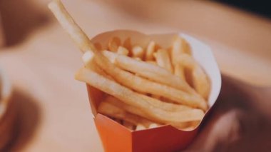 Patates kızartması yiyen kadının yakın plan görüntüsü.