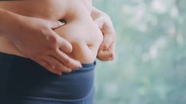 Şişman kadınların göbeğinde yağ kıvrımları var. Aşırı kilo, obez kadın, diyet ve aşırı kilo sorunları kavramı
