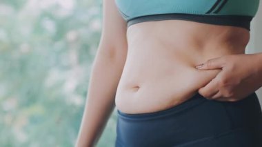 Şişman kadınların göbeğinde yağ kıvrımları var. Aşırı kilo, obez kadın, diyet ve aşırı kilo sorunları kavramı
