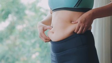 Şişman kadınların göbeğinde yağ kıvrımları var. Aşırı kilo, obez kadın, diyet ve aşırı kilo sorunları kavramı
