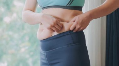 Şişman kadınların göbeğinde yağ kıvrımları var. Aşırı kilo, obez kadın, diyet ve aşırı kilo sorunları kavramı