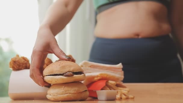 Wanita Gemuk Dengan Burger Dan Hamburger — Stok Video