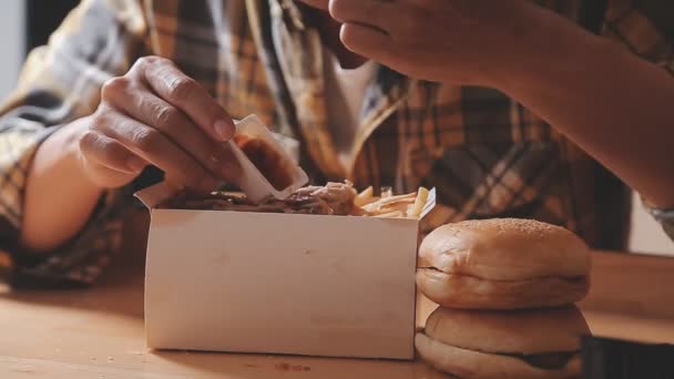Молодой Человек Ест Гамбургер Картошкой Фри — стоковое видео