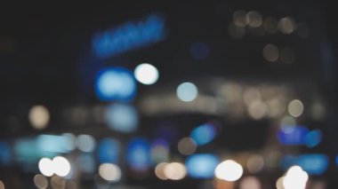 Bulanık sokak lambaları ve tabelalar büyük bir gece şehrinde