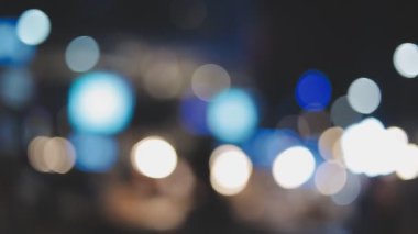 Bulanık sokak lambaları ve tabelalar büyük bir gece şehrinde