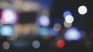 Bulanık sokak lambaları ve tabelalar büyük bir gece şehrinde