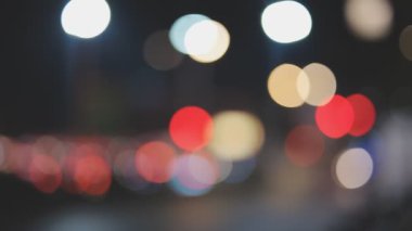 Bulanık sokak lambaları ve tabelalar büyük bir gece şehrinde